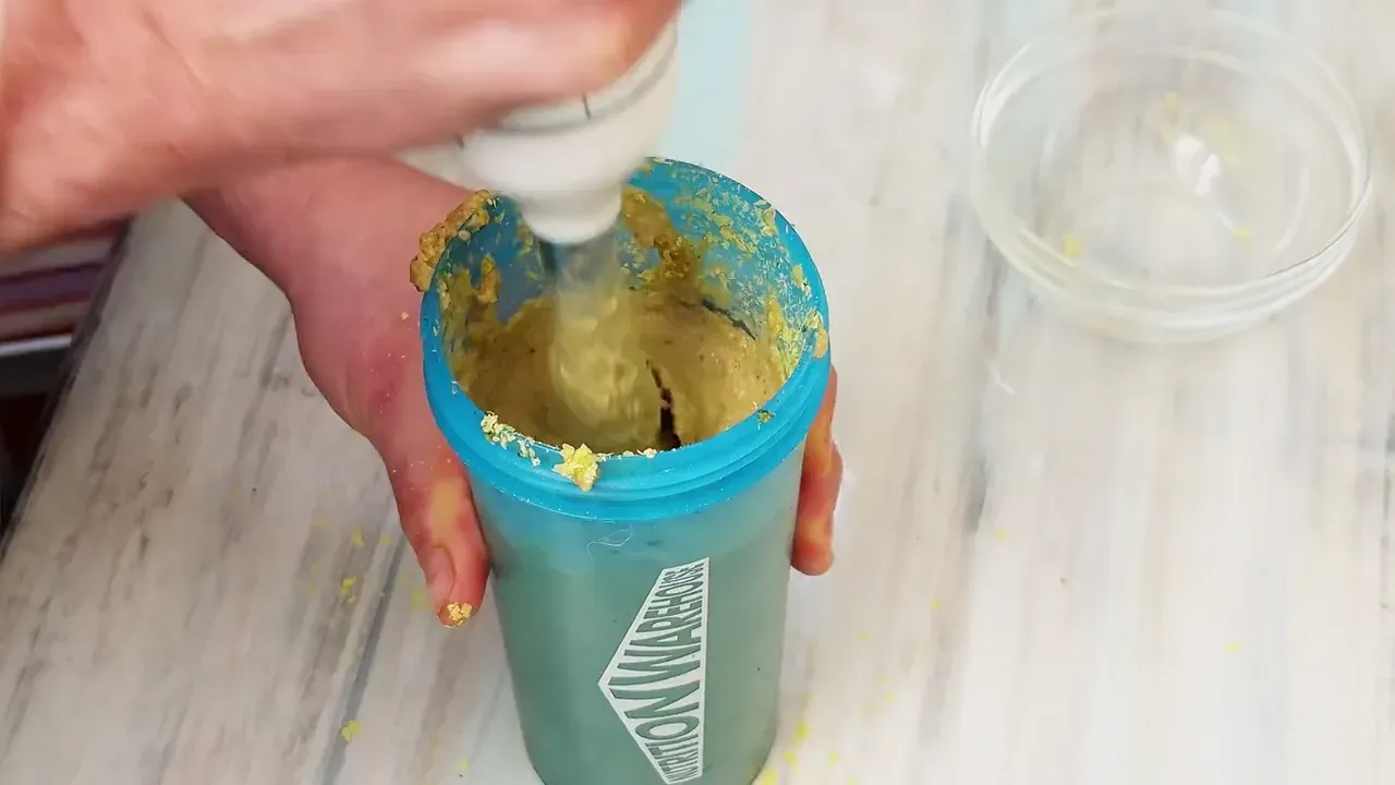 Add the drained cashews, soy sauce, nutritional yeast, garlic cloves, 100 ml fresh water, and black pepper to the blender with the broccoli. Blend on high until velvety smooth.