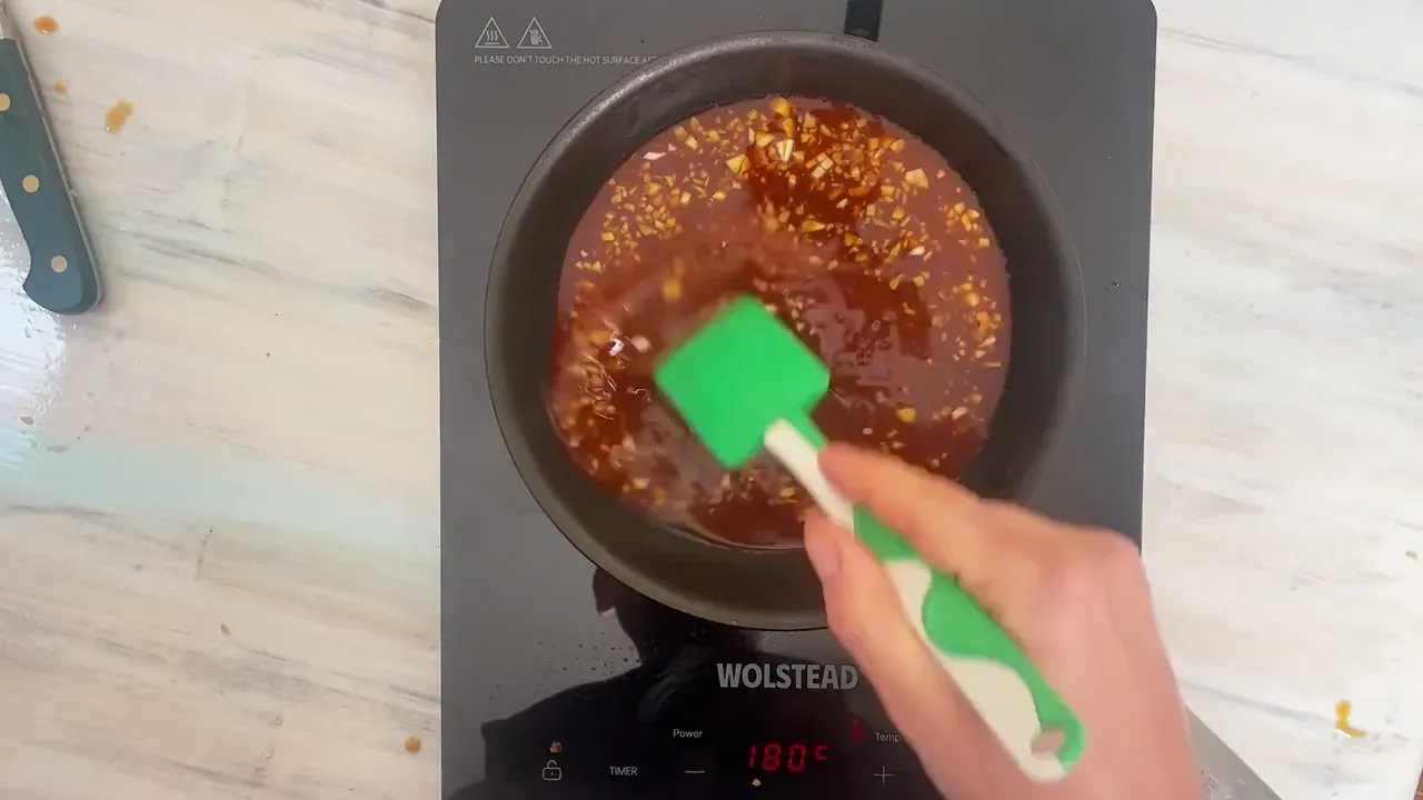 In a bowl, whisk together the minced garlic, rice vinegar, 100 g soy sauce, 60 g maple syrup, white miso, 1 tablespoon cornstarch, and chili paste until smooth.