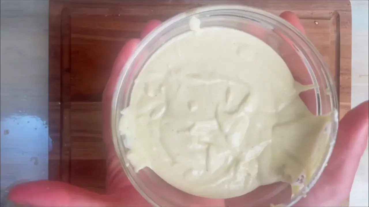 Frullo gli anacardi scolati con 100 ml di acqua fresca, succo di limone, curcuma, pepe nero e kala namak fino a ottenere una crema liscia e uniforme.