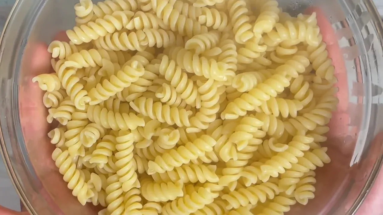 Nel frattempo cuocio la pasta in abbondante acqua bollente salata fino a quando è al dente. Prima di scolarla, tengo da parte 100 ml di acqua di cottura ricca di amido.
