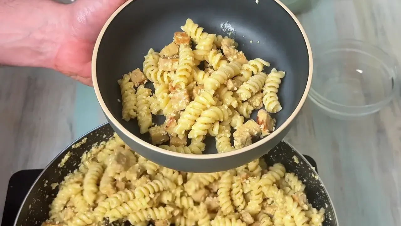 Manteco a fuoco dolcissimo per 1-2 minuti mescolando continuamente, finché l'amido e la crema si legano in una salsa lucida e setosa che avvolge la pasta. Spengo subito il fuoco.