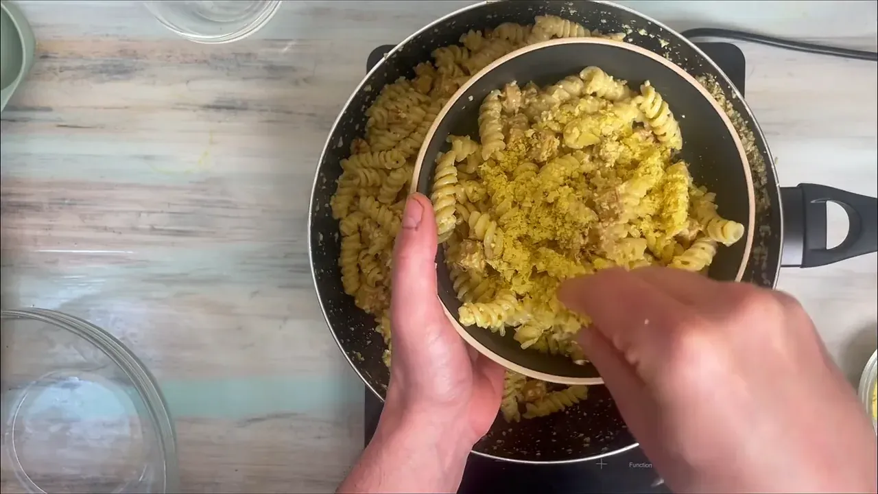 Impiatto immediatamente in piatti caldi, completando con un'abbondante macinata di pepe nero fresco e una spolverata di lievito alimentare o parmigiano vegano.