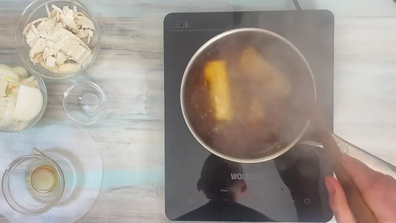 Tuffo il tofu sfilacciato nel brodo caldo e lascio sobbollire per 15 minuti affinché prenda colore e un sapore intenso.