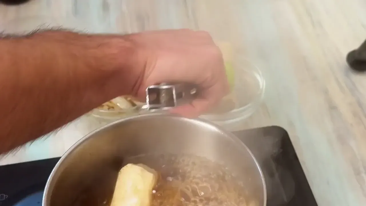 Scolo il tofu con una schiumarola e lo lascio gocciolare bene su un piatto, conservando il brodo caldo da parte.