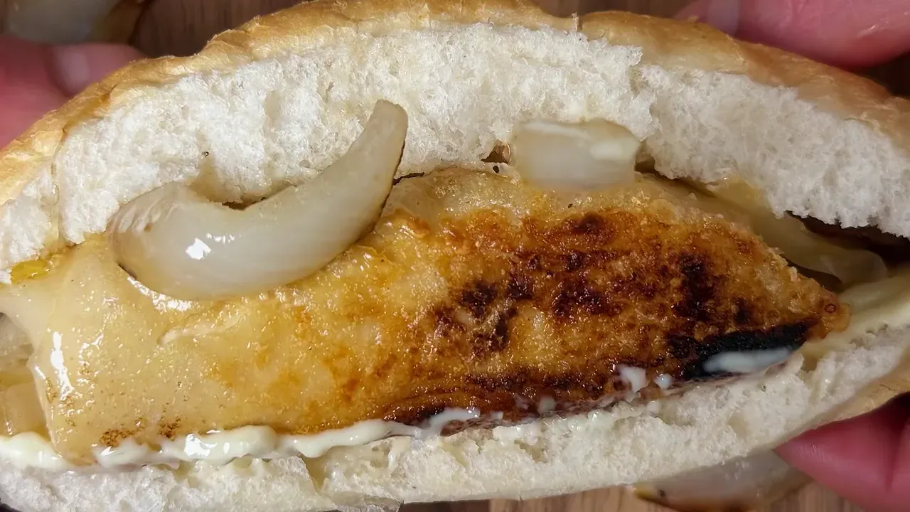Inserisco ogni salsiccia in un panino caldo con cipolle dorate in padella e maionese vegetale.
