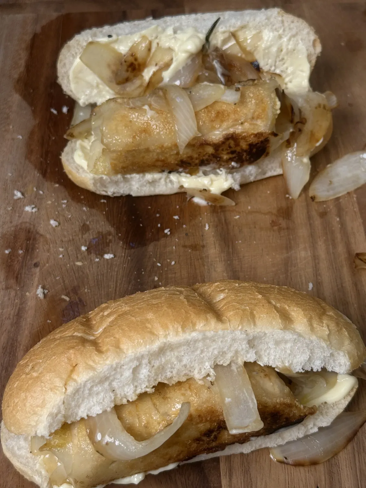 Hot dog vegani di tofu in panini morbidi con cipolle dorate e maionese vegetale