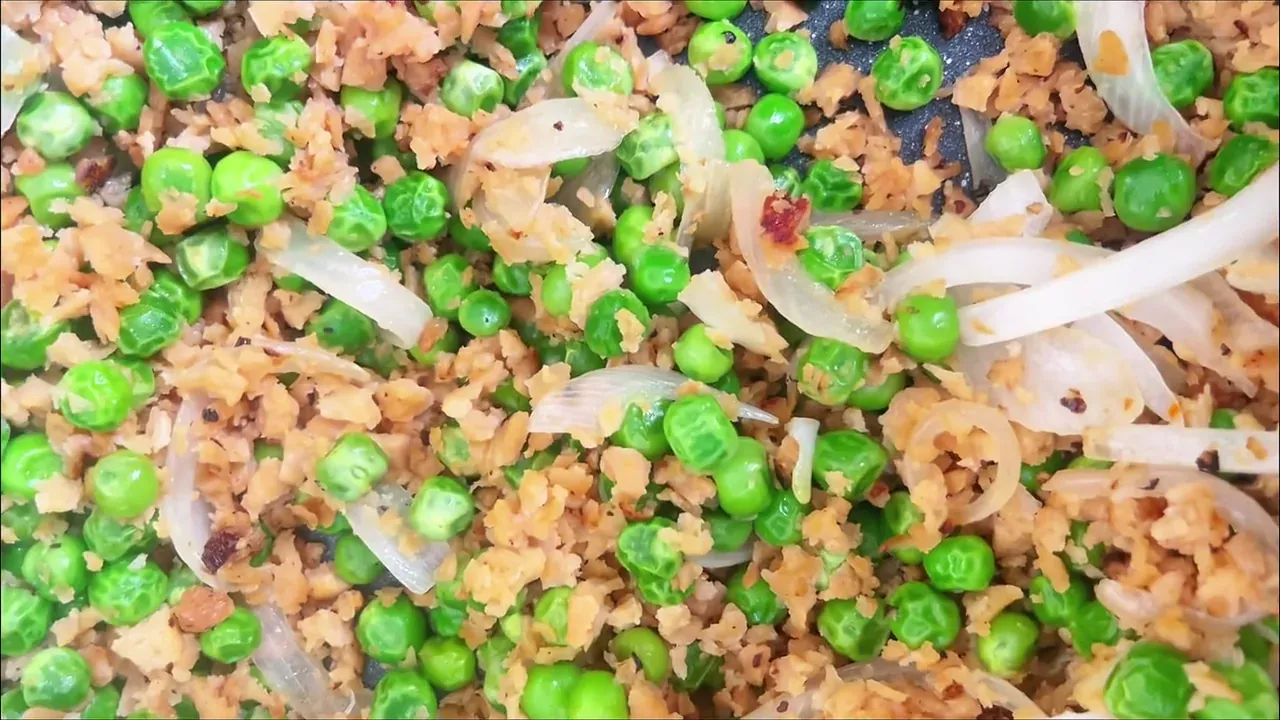 Remove the lid and sauté for another 2 minutes until any liquid evaporates, leaving the mince and peas glistening and fragrant. Serve warm.