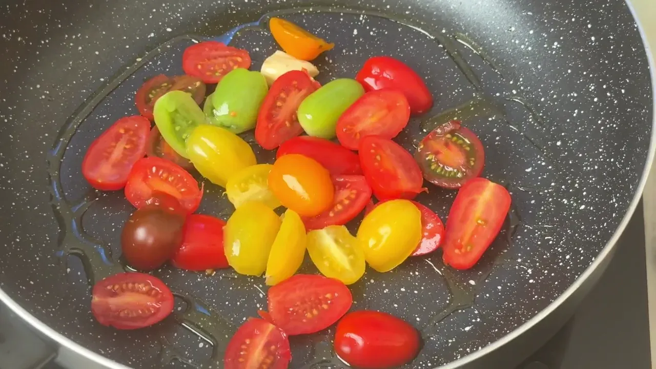 Heat a skillet over medium heat and add a drizzle of olive oil (1 tsp). Tip in the tomatoes and crushed garlic, season with a pinch of salt, and cook for 4 to 5 minutes, stirring occasionally, until the tomatoes collapse and release their juices.